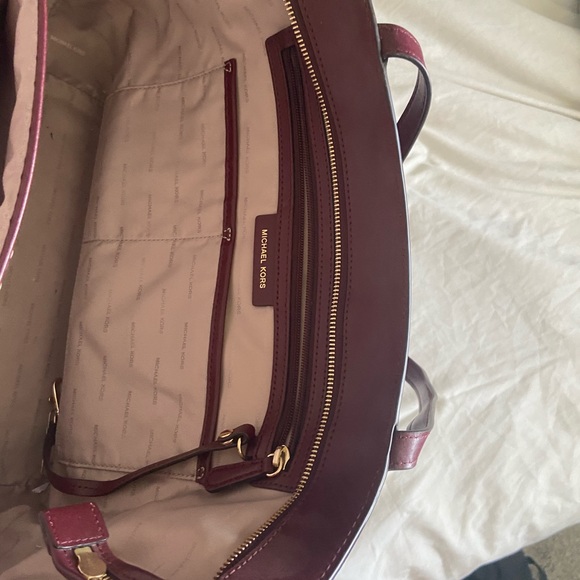 MICHEAL KORS PURSE - Picture 4 of 7